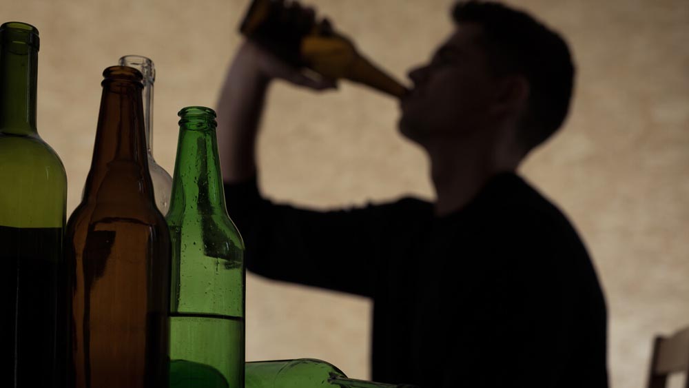 ¿Cómo saber si mi hijo es alcohólico?