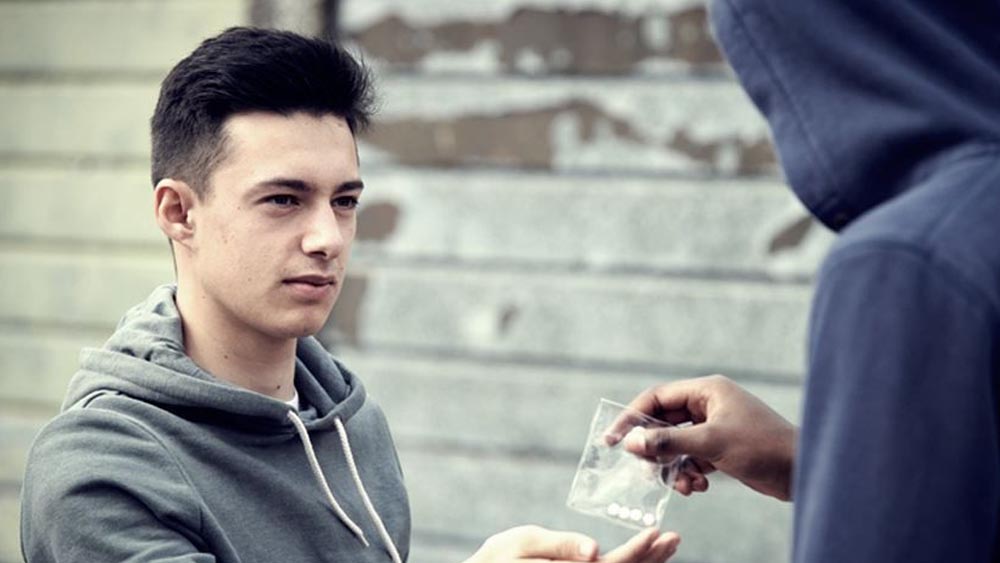 ¿Cómo saber si mi hijo vende droga?