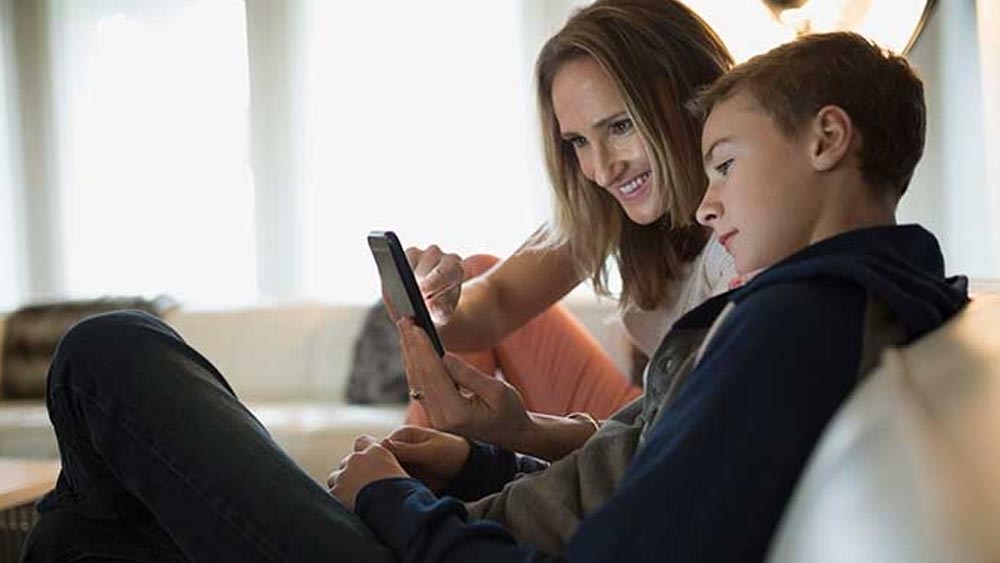 ¿Cómo vigilar el celular de mi hijo?